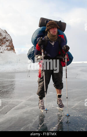 Der Baikalsee, Sibirien, Russland. 15. Oktober 2014. Der Tourist reist am Baikalsee, Sibirien, Russland © Andrey Nekrassow/ZUMA Wire/ZUMAPRESS.com/Alamy Live-Nachrichten Stockfoto