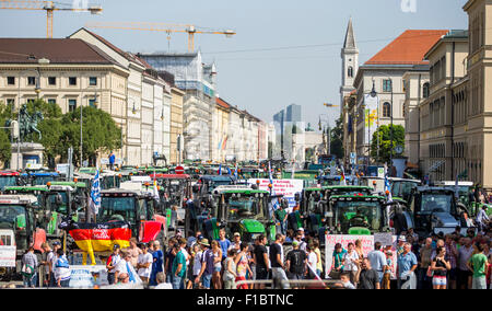 Traktoren stehen in der Ludwigsstrasse in München, 1. September 2015. Hunderte von Bauern protestieren gegen den Preisverfall für Milch. Foto: MARC Müller/dpa Stockfoto