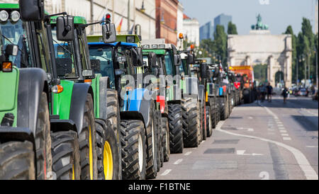 Traktoren stehen in der Ludwigsstrasse in München, 1. September 2015. Hunderte von Bauern protestieren gegen den Preisverfall für Milch. Foto: MARC Müller/dpa Stockfoto