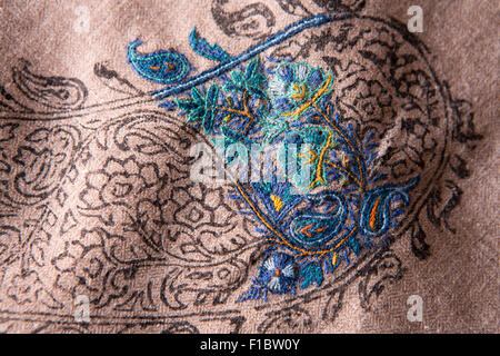 Indien, Jammu & Kaschmir, Srinagar, gedruckte Pashmina Muster zu blockieren und hand Embroiderered in kühlen blauen farbigen Stiche Stockfoto