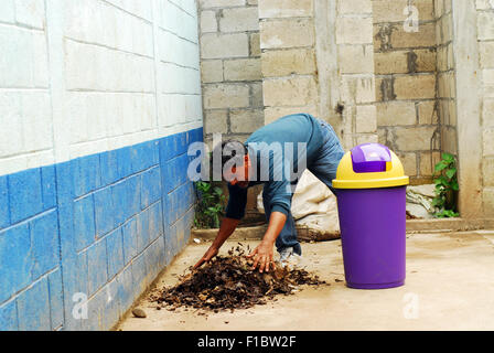 Guatemala, Concepcion Las Minas, Lehrer erinnernd Papierkorb (Leonidas Pinto Murcia, 54 Jahre) Stockfoto