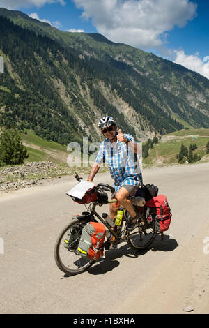 Indien, Jammu & Kaschmir, Srinagar zu Leh Highway, Radfahrer auf Bergstraße Daumen aufgeben Stockfoto