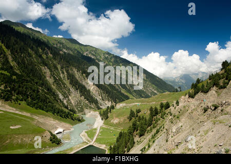 Indien, Jammu & Kaschmir, Srinagar zu Leh Highway, Straße zum Zojila Pass über alpine Landschaft Stockfoto