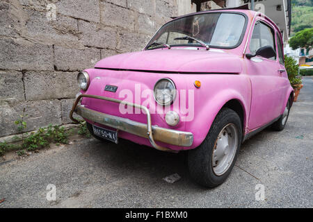 Lacco Ameno, Italien - 15. August 2015: Alte rosa Fiat Nuova 500 Stadtauto vom italienischen Hersteller Fiat zwischen 1957 produziert ein Stockfoto