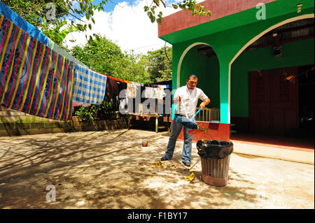 Guatemala, Concepcion Las Minas, Vater Reinigung und mit Müll im Patio (Doel Fransuath Fernández Trujillo, 28 Jahre) Stockfoto