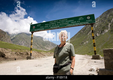 Indien, Jammu & Kaschmir, Srinagar zu Leh Highway, weibliche westlichen Touristen am 11694 Fuß hohen Zojila-Pass Stockfoto