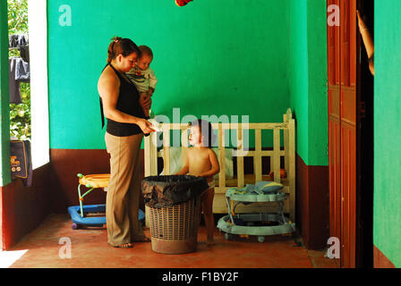 Guatemala, Concepcion Las Minas, Mutter Windeln in den Papierkorb zu werfen, nach Gebrauch (Alba Gloria Recinos, 40 Jahre mit Baby Luis Antonio Martínez Recinos 10, Monate) Stockfoto