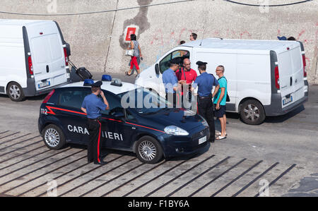 Ischia, Italien - 14. August 2015: Italienische Polizisten prüfen die Unterlagen der Passanten Männer im Hafen von Casamicciola Terme Stockfoto