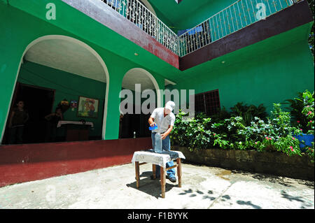 Guatemala, Concepcion Las Minas, Reihenfolge der Vater bereitet SODIS-System für Trinkwasser (Doel Fransuath Fernández Trujillo 28 Jahre) Stockfoto