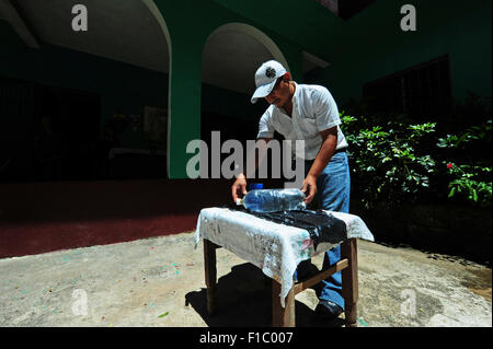 Guatemala, Concepcion Las Minas, Reihenfolge der Vater bereitet SODIS-System für Trinkwasser (Doel Fransuath Fernández Trujillo 28 Jahre) Stockfoto