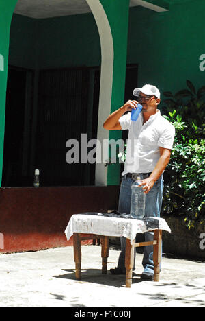 Guatemala, Concepcion Las Minas, Reihenfolge der Vater bereitet SODIS-System für Trinkwasser (Doel Fransuath Fernández Trujillo 28 Jahre) Stockfoto