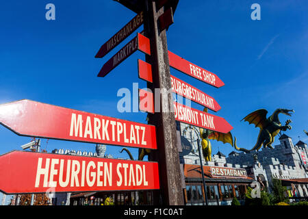 Einkaufs- und Unterhaltungsmöglichkeiten zentrieren in der Nähe von Znaim, tschechischen und österreichischen Grenzen Excalibur City of Hate, Stockfoto