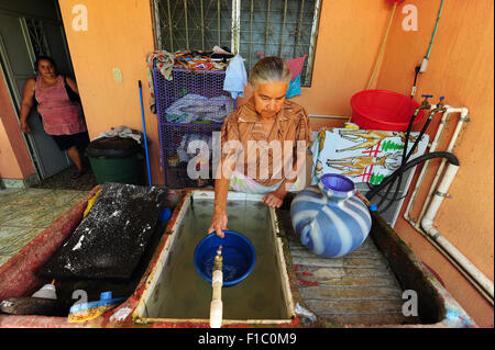 Guatemala, Concepcion Las Minas, Reihenfolge der Frau mit Chlor zu Trinkwasser (Catalina Roldan Sola 75 Jahre), zu verwandeln (MR) Stockfoto