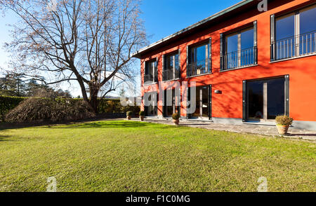 schöne Wohnung, im Freien, rote Fassade Stockfoto