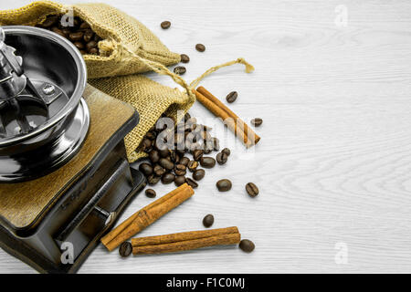 Stillleben-Kaffeebohnen, Kaffeemühle und Zimt. Stockfoto