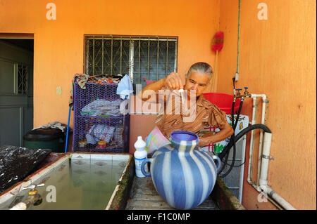 Guatemala, Concepcion Las Minas, Reihenfolge der Frau mit Chlor zu Trinkwasser (Catalina Roldan Sola 75 Jahre), zu verwandeln (MR) Stockfoto