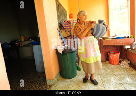 Guatemala, Concepcion Las Minas, Reihenfolge der Frau mit Chlor zu Trinkwasser (Catalina Roldan Sola 75 Jahre) zu verwandeln Stockfoto