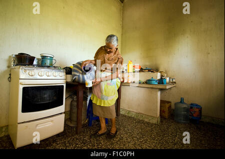 Guatemala, Concepcion Las Minas, Reihenfolge der Frau mit Chlor zu Trinkwasser (Catalina Roldan Sola 75 Jahre), zu verwandeln (MR) Stockfoto