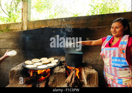 Guatemala, Concepcion Las Minas, Abfolge von Frau kochendem Wasser zu konsumieren (idy Yaneth Urizar 22 Jahre), (MR) Stockfoto