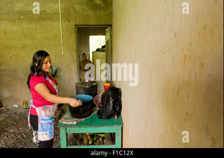 Guatemala, Concepcion Las Minas, Abfolge von Frau kochendem Wasser zu konsumieren (idy Yaneth Urizar 22 Jahre) Stockfoto