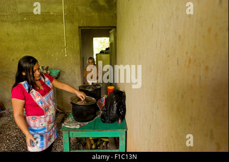 Guatemala, Concepcion Las Minas, Abfolge von Frau kochendem Wasser zu konsumieren (idy Yaneth Urizar 22 Jahre) Stockfoto