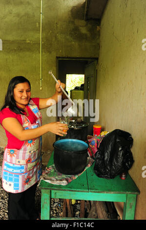 Guatemala, Concepcion Las Minas, Abfolge von Frau kochendem Wasser zu konsumieren (idy Yaneth Urizar 22 Jahre), (MR) Stockfoto