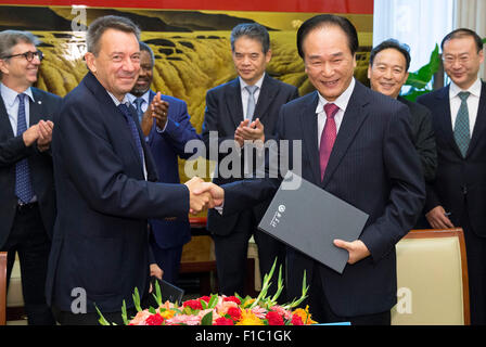 (150901)--Peking, 1. September 2015 (Xinhua)--Xinhua Präsident Cai Mingzhao (R vorne) schüttelt Hände mit Peter Maurer, Präsident des internationalen Komitees des Roten Kreuz (IKRK), nach der Unterzeichnung ein Memorandum of understanding (MoU) über die strategische Zusammenarbeit in Peking, Hauptstadt von China, 1. September 2015. Laut dem Dokument werden die beiden Organisationen ihre Zusammenarbeit in den Bereichen Media Services, Training und humanitäre Angelegenheiten Rindfleisch. (Xinhua/Huang Jingwen) (Mt) Stockfoto