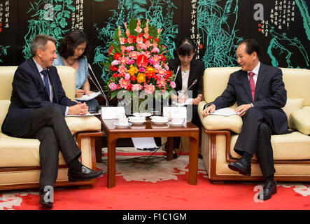 (150901)--Peking, 1. September 2015 (Xinhua)--Xinhua Präsident Cai Mingzhao (R vorne) trifft sich mit Peter Maurer, Präsident des internationalen Komitees vom Roten Kreuz (IKRK) in Peking, Hauptstadt von China, 1. September 2015. Die internationale humanitäre Watchdog und die staatliche Nachrichtenagentur Chinas verkündet ihr Engagement in einem Memorandum of understanding (MoU) über die strategische Zusammenarbeit von IKRK-Präsident Peter Maurer und Xinhua Präsident Cai Mingzhao Dienstag unterzeichnet.  Laut dem Dokument werden die beiden Organisationen verstärken Zusammenarbeit in den Bereichen Media Services, Training und humani Stockfoto