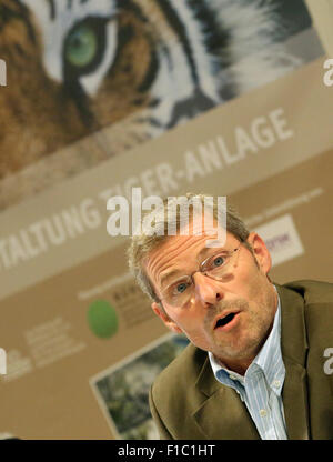 Duisburg, Deutschland. 1. Sep, 2015. Zoodirektor Achim Winkler beantwortet Fragen im Rahmen einer Pressekonferenz im Zoo in Duisburg, Deutschland, 1. September 2015. Am Vortag zwei Orang-Utans im Zoo entkommen, musste man erschossen werden. Foto: ROLAND WEIHRAUCH/Dpa/Alamy Live News Stockfoto