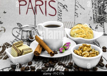 Kaffee Stillleben mit Kaffee, Kaffeebohnen, Zimt und Desserts. Stockfoto