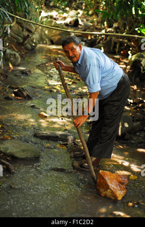 Guatemala, Concepcion Las Minas, Mann Schutz von Wasserquellen für das Forestration-Programm (Francisco Salguero 75 Jahre) Stockfoto