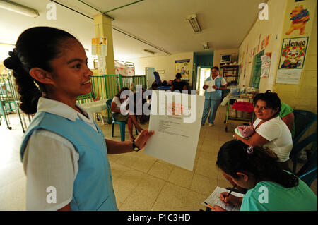 Guatemala, Cuilapa, Krankenschwester, die mit einer Rede über Ernährung (Delmi Osmilda Veliz Ruano 19 und Ingrid Nineth Silva, 23 Jahre) Stockfoto