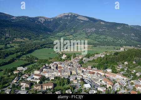 LUFTAUFNAHME. Mittelalterliches Dorf, das von einer Festung auf einem Hügel dominiert wird. Seyne-les-Alpes, Alpes de Haute-Provence, Frankreich. Stockfoto