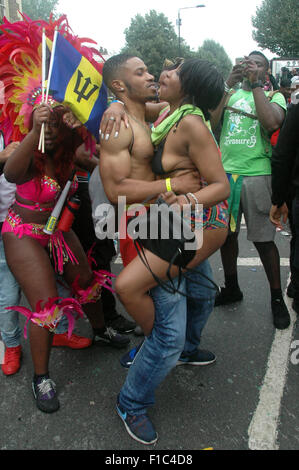 London, UK, 31. August 2015, Tänzer auf der Straße in Notting Hill Carnival. Bildnachweis: JOHNNY ARMSTEAD/Alamy Live-Nachrichten Stockfoto