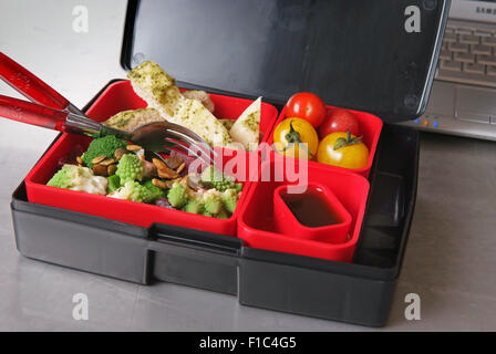 Lunch-Boxen, Brokkoli, rote Beete, Spinat, Soja-Saatgut & Sesamdressing. Stockfoto