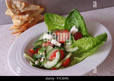 Griechischer Salat mit Pitta-Chips. Stockfoto