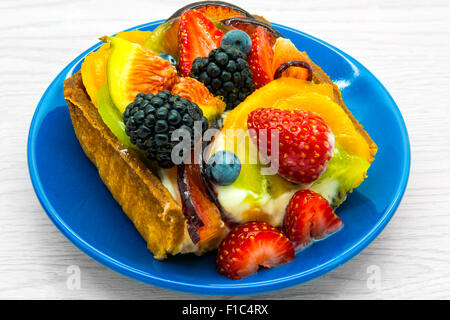 Stück Obstkuchen auf der blauen Platte. Stockfoto