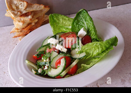 Griechischer Salat mit Pitta-Chips. Stockfoto