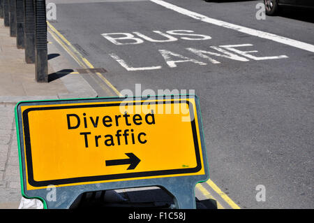 London, England, Vereinigtes Königreich. Verkehr umgeleitet / bus Lane in Westminster Stockfoto