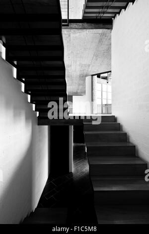 innen moderne Villa, Passage, Holztreppe Stockfoto