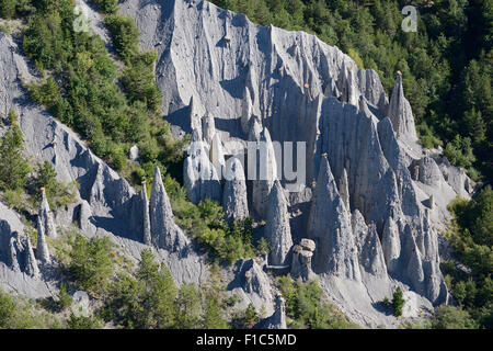 LUFTAUFNAHME. Geologische Neugier bekannt als demoiselles coiffées (Hoodoos) in der Nähe des Sees Serre-Ponçon. Théus, Hautes-Alpes, Frankreich. Stockfoto