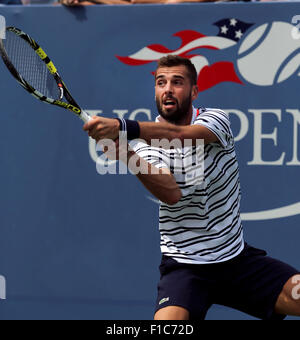 New York, USA. 31. August 2015. Frankreichs Benoit Paire auf dem Weg zum Sieg über Japan Kei Nishikori, die Nummer 4 Samen in der ersten Runde der US Open in Flushing Meadows, New York am Montag, den 31. August. Credit: Adam Stoltman/Alamy Live News Stockfoto