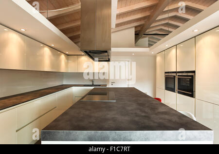 Elegante Küche im Dachgeschoss Stockfoto