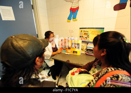 Guatemala, Guatemala-Stadt, Arzt (Maria Eugenia Luarte) empfangende AIDS/HIV Frau Patienten und geben Hinweise auf Risiken und Verhalten (Walter Armando Andres 27, Maria Josefina Guevara 29, Angelica Maria Andres Guevara 2 Monate) Stockfoto