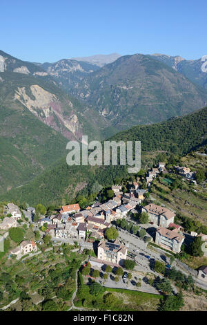 LUFTAUFNAHME. Das hoch gelegene Dorf Rimplas mit Blick auf das Tinée-Tal. Alpes-Maritimes, das Hinterland der französischen Riviera, Frankreich. Stockfoto