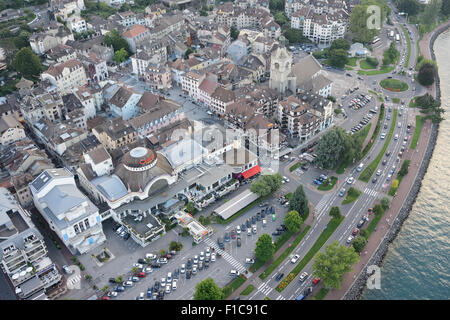 LUFTAUFNAHME. Casino von Évian-les-Bains am Südufer des Genfer Sees. Haute-Savoie, Auvergne-Rhône-Alpes, Frankreich. Stockfoto