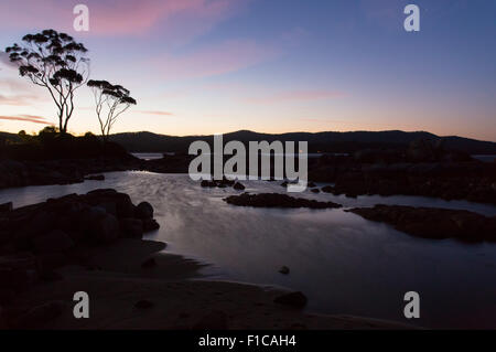 Sonnenuntergang auf den felsigen Copast Binalong Bay, Tasmanien, Australien Stockfoto