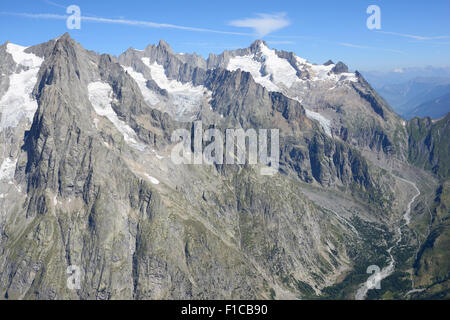 LUFTAUFNAHME. Aiguille de Leschaux (links, Höhe 3859m) und Mont Dolent (rechts, Höhe 3820m). Val Ferret, Courmayeur, Aostatal, Italien. Stockfoto