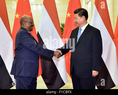 (150901)--Peking, 1. September 2015 (Xinhua)--Chinese President Xi Jinping (R) trifft sich mit sudanesischen Präsidenten Omar al-Bashir in Peking, Hauptstadt von China, 1. September 2015. (Xinhua/Li Tao) (Mt) Stockfoto