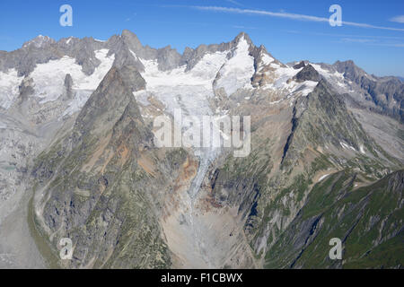 LUFTAUFNAHME. Aiguille de Triolet (3870m) und Mont Dolent (3820m). Val Ferret, Courmayeur, Aostatal, Italien. Stockfoto